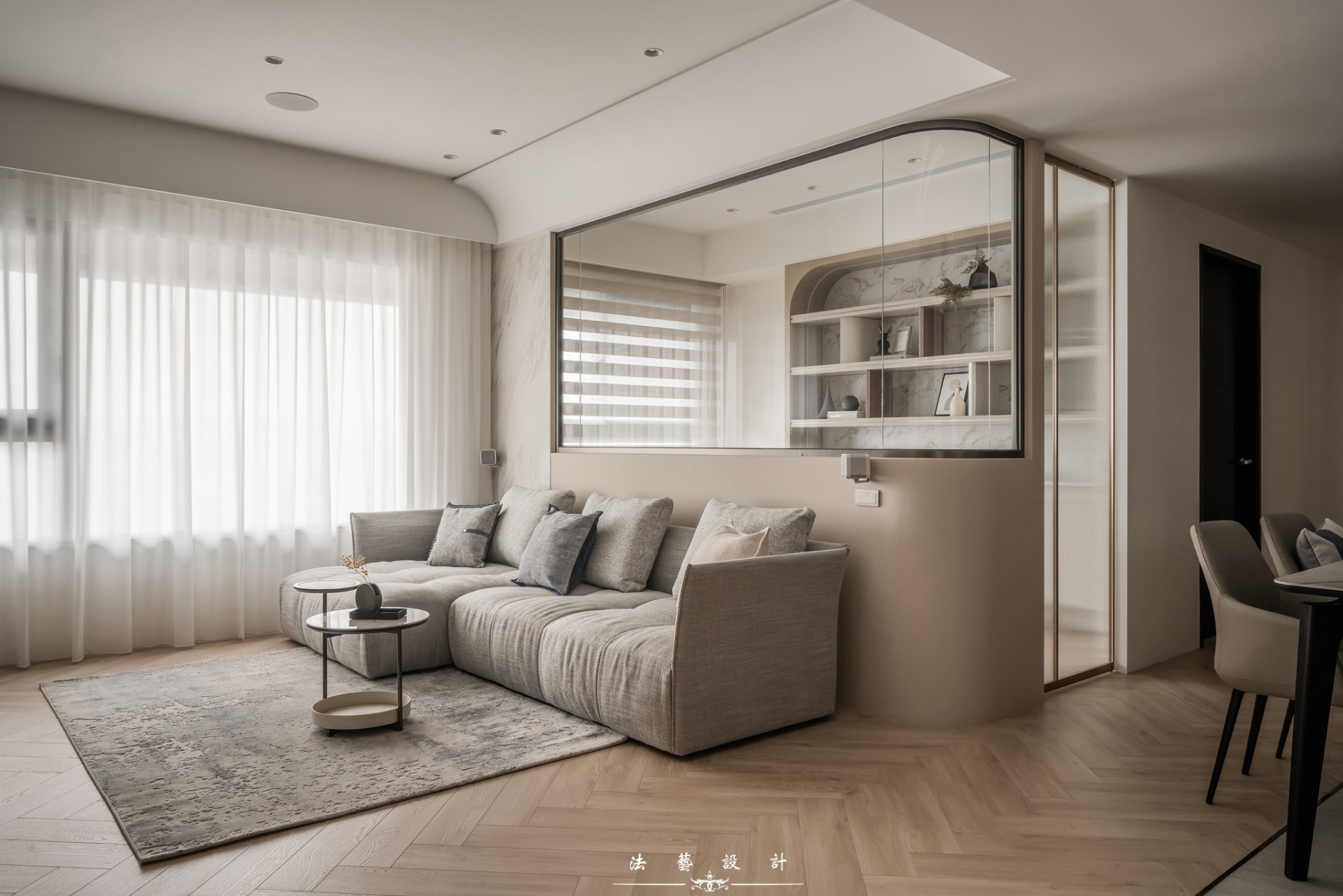 弧形半開放式的玻璃書房，除了化身客廳的視覺背景，更將視覺延伸的更通透。