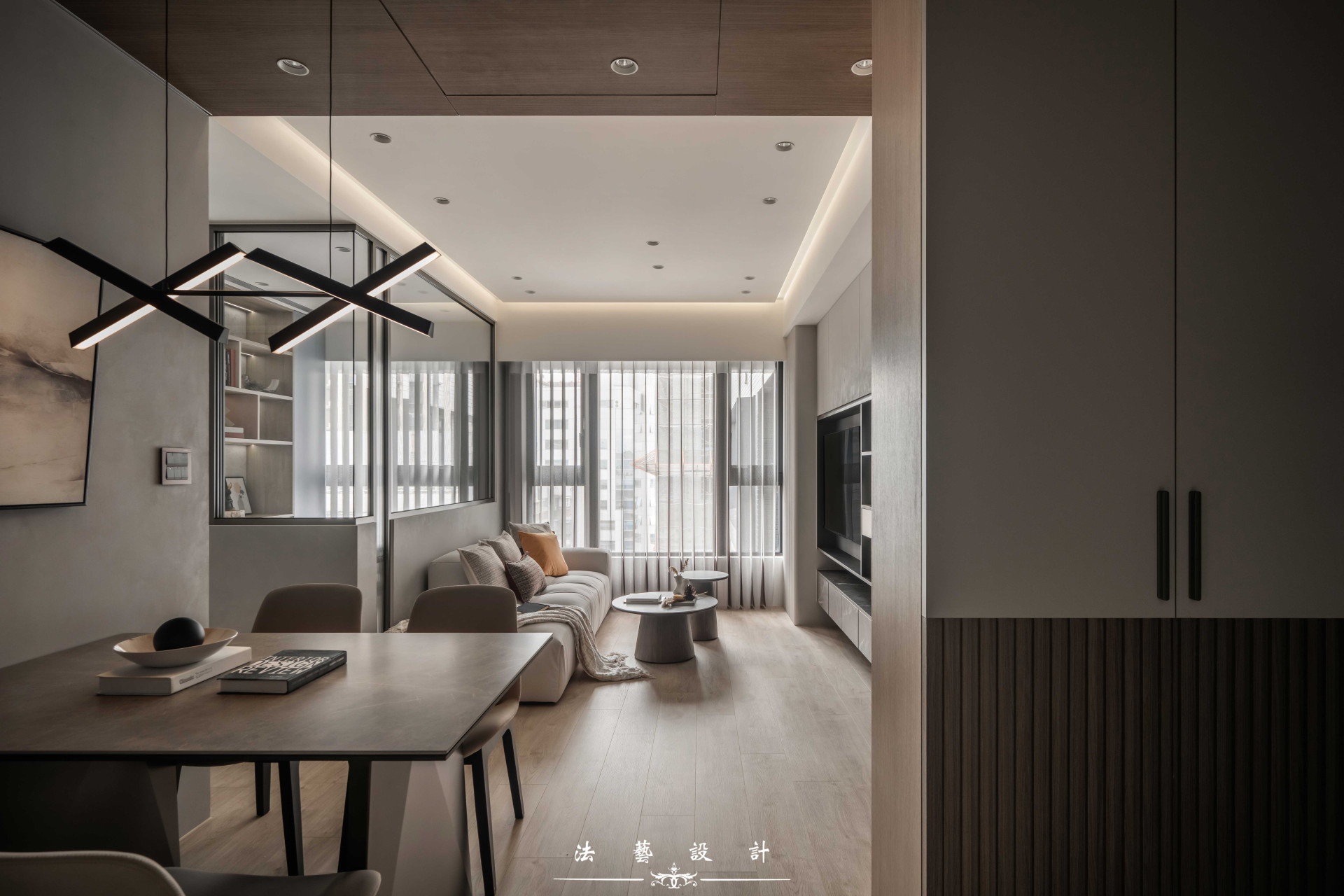 餐廳的位置安排在進門後、緊鄰廚房的區域，並與玄關櫃體保留適當的走道寬度，讓進出與用餐動線彼此不干擾。用餐不僅方便銜接廚房與廚具收納，也能迎向客廳的自然採光，讓小坪數中依然保有流暢而舒適的生活節奏。