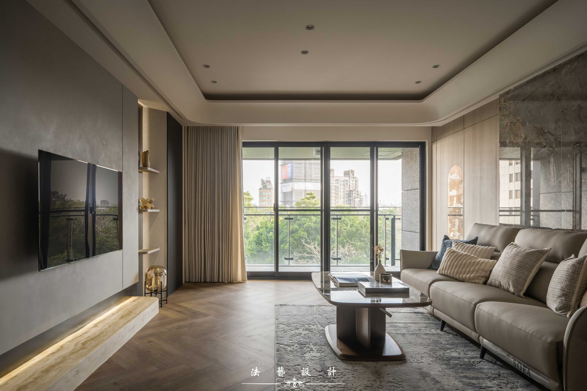 屋主喜歡灰階的石紋元素，因此我們以溫潤木紋搭配灰階石紋來定調整體風格，地板選用琥珀橡木人字拼，讓空間看起來更大器、更通透。