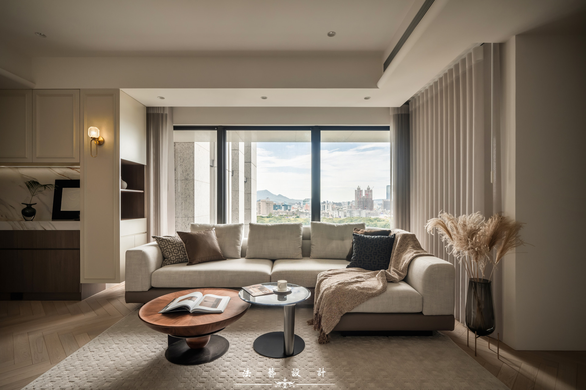 窗外的河景與充足採光，讓整個房子的質感提升，不僅增添視覺上的開闊感，也讓室內氛圍更明亮、舒適，每一次回家都能感受到自然光與景色帶來的愉悅。