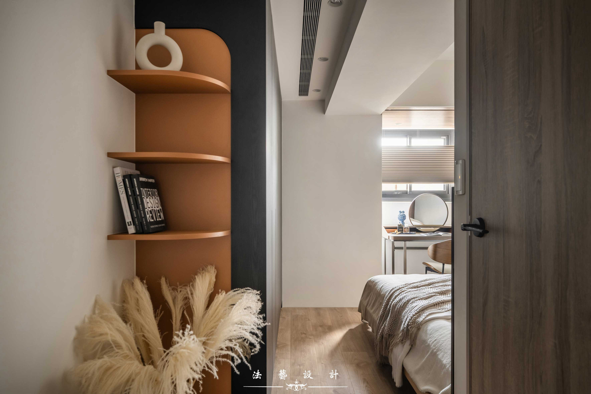 主臥整面衣櫃作為收納核心，畸零空間配置化妝桌，有效利用每一寸角落，兼具實用與舒適感。